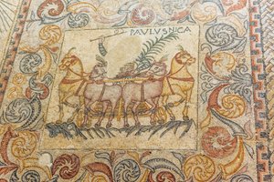 Mosaicos que representan un auriga conduciendo cuatro caballos de Roman Roman